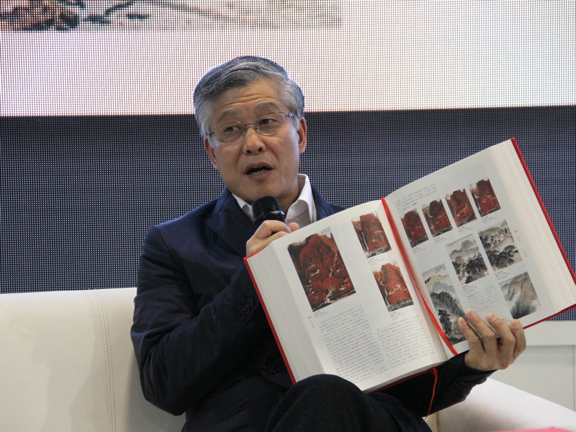 1月9日，由人民美术出版社出版的《红旗飘飘——20世纪主题绘画创作研究》亮相2014北京图书订货会，该书首次将20世纪以来的中国主题绘画创作进行了全面系统的归类和梳理。该书编著、中国国家博物馆副馆长陈履生，中国美术出版总社社长汪家明，该书策划编辑赵朵朵出席发布会并和读者现场交流。著名歌手艾静主持发布会。图为本书编著、中国国家博物馆副馆长陈履生介绍图书。