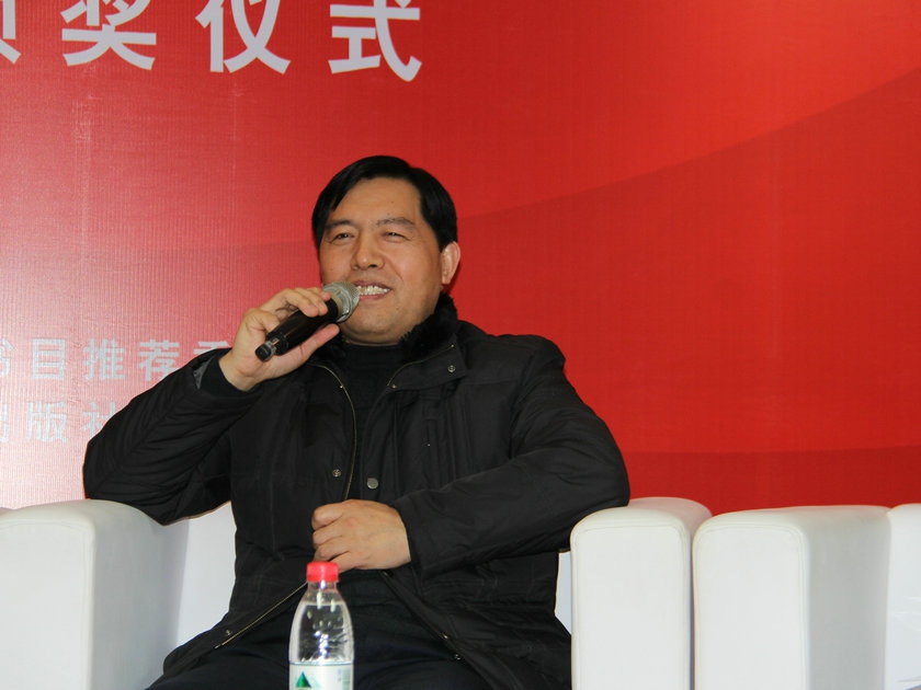 图为北京邮电大学出版社社长代根兴在论坛上讲话。