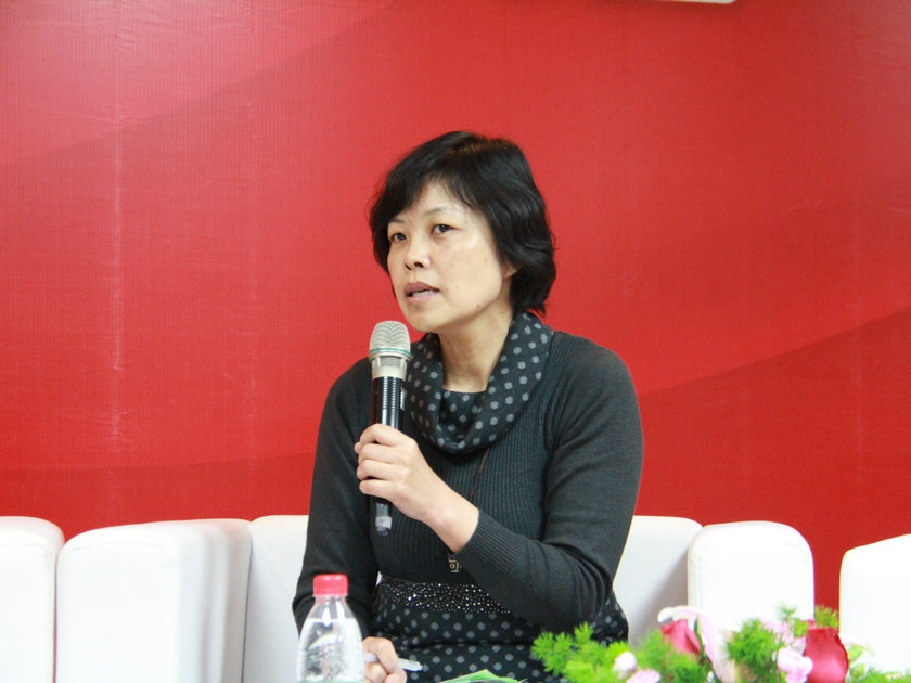 图为清华大学图书馆副馆长邵敏在论坛上讲话。