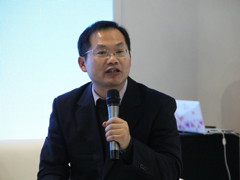 图为商务印书馆副总编辑陈小文在访谈会上讲话。