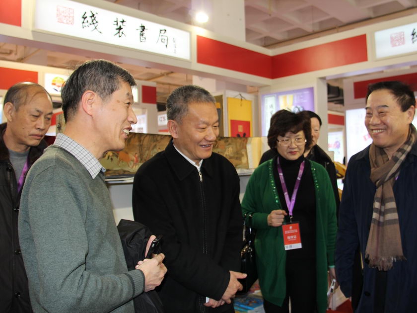 2014年1月10日，在北京图书订货会上，国家新闻出版广电总局副局长邬书林来到线装书局展台。（摄影：李培芝）