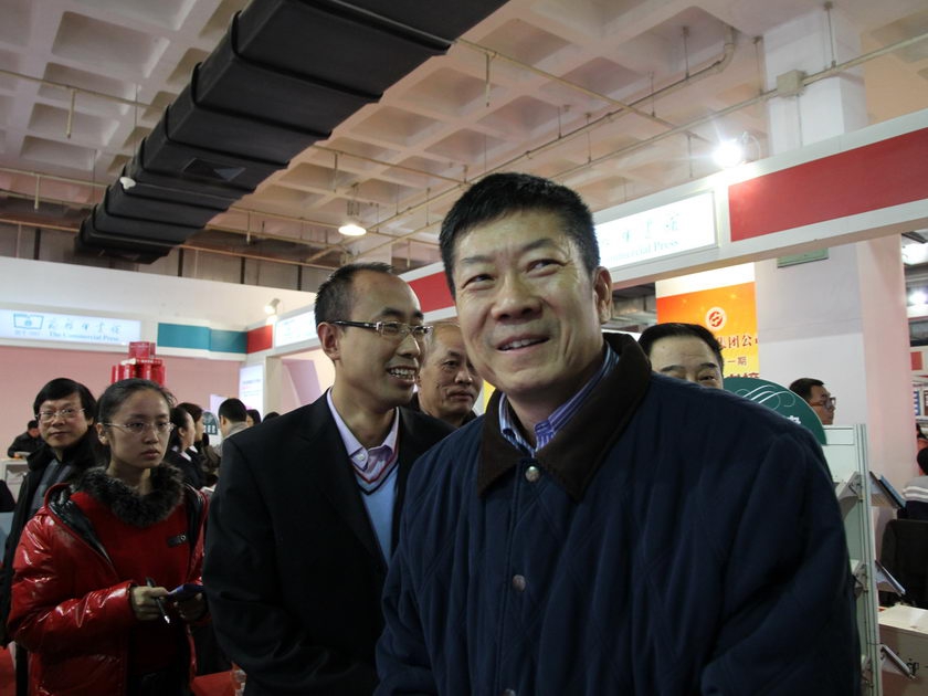 2014年1月10日，在北京图书订货会上，国家新闻出版广电总局副局长阎晓宏视察中国出版集团公司展区。（摄影：唐环宇）
