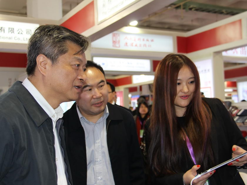 2014年1月10日，在北京图书订货会上，中国出版集团公司公司总裁谭跃视察中国出版集团公司商务印书馆展区。（摄影：李培芝）
