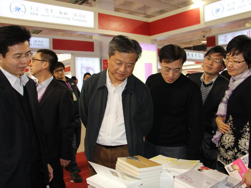 2014年1月10日，在北京图书订货会上，中国出版集团公司公司总裁谭跃视察中国出版集团公司三联书店展区。（摄影：李培芝）