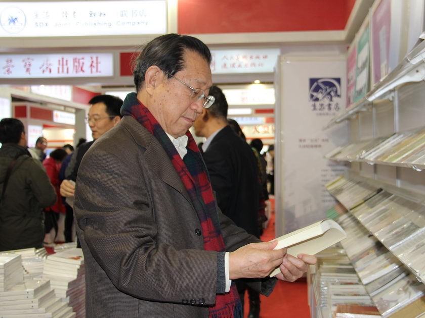 2014年1月9日，北京图书订货会开幕，中国书刊发行业协会会长杨牧之在中国出版集团公司副总裁李岩的陪同下视察集团公司展区。（摄影：李培芝）