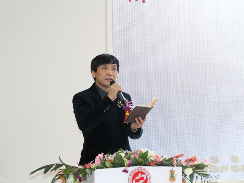 图为知名儿童文学家曹文轩在发布会上讲话。