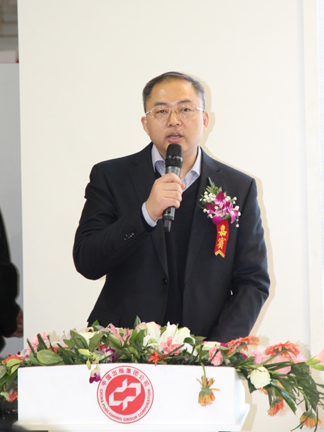 图为江苏凤凰少年儿童出版社总编辑王泳波在布会上讲话。