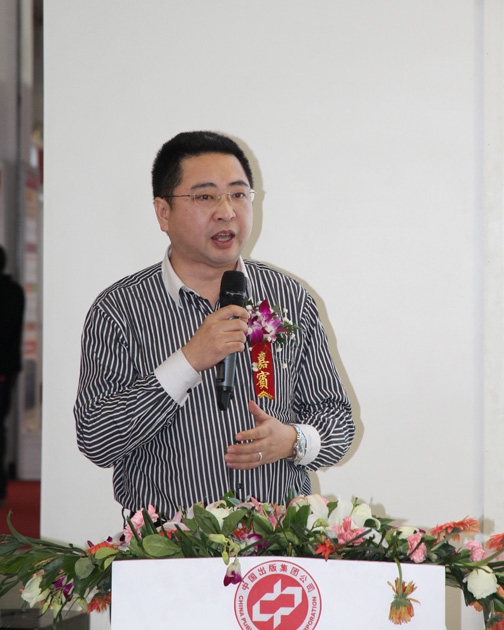 图为中央电视台电影频道电影创作部主任董瑞峰在布会上讲话。