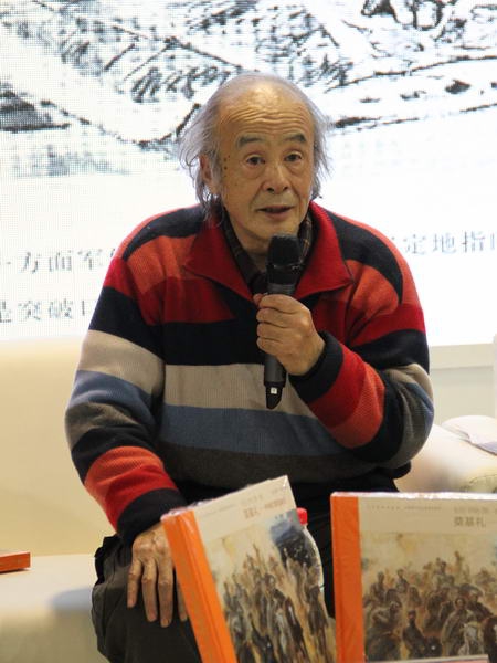 《长征·1936——奠基礼》作者沈尧伊现场讲述了他的创作故事，他说只有重走长征路，亲身去感受，才能获得长征精神的启示，更好地完成这幅作品。