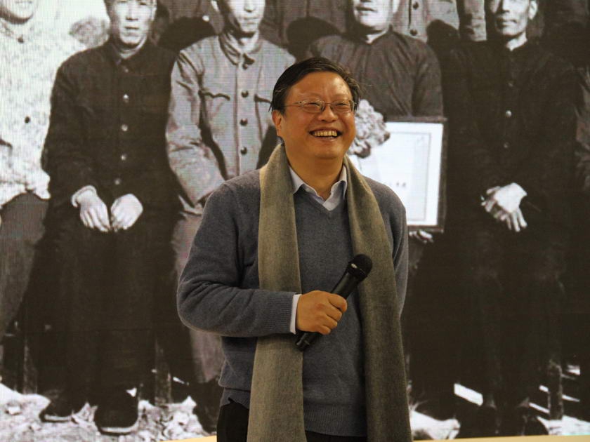 中华书局副总编辑顾青向读者介绍《无所畏》的出版过程。