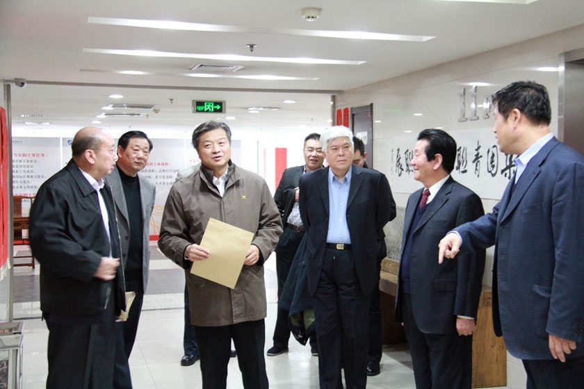 1月24日下午，中央督导组第21组组长、全国政协外事委员会副主任，安徽省政协原主席杨多良在出席集团公司党的群众路线教育实践活动总结大会前，在副组长乔宗淮、集团公司总裁谭跃、党组书记王涛的陪同下参观了“集团青联马年春联展”并给予了高度评价。陪同参观的还有集团公司副总裁王俊国、刘伯根、潘凯雄、机关党委常务副书记王云武等。