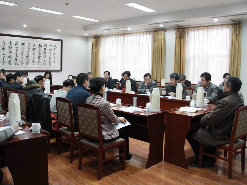 图为中国出版集团公司总裁谭跃、副总裁王俊国出席第一小组讨论会。