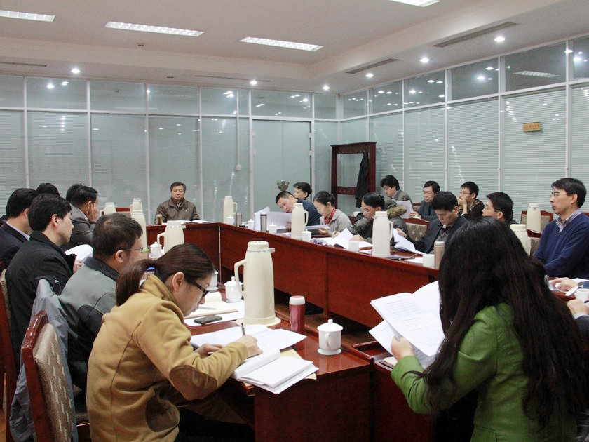 2月20～21日，中国出版集团公司召开2014年度工作会议。谭跃总裁作了题为《切实贯彻党的十八届三中全会精神，努力将群众路线教育实践活动成果，转化为集团实现“三化目标”的新举措》的工作报告。在会后的分组讨论中，大家一致认为，2014年度工作报告体现了集团公司发展战略的连贯性，更加求真务实，重点突出，充分体现了集团公司作为文化央企的政治意识、大局意识、责任意识、改革意识。图为第一小组讨论会现场。