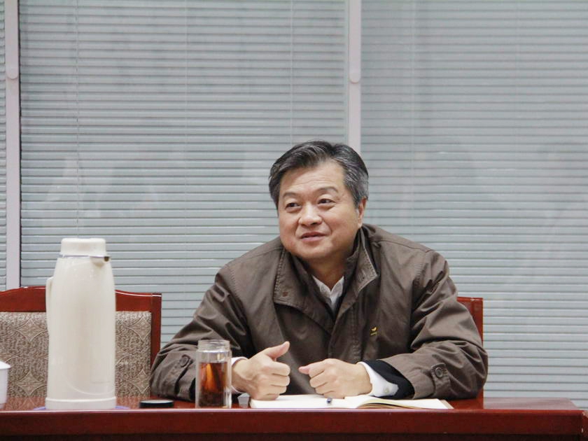 图为中国出版集团公司谭跃总裁在第一小组讨论会上讲话。