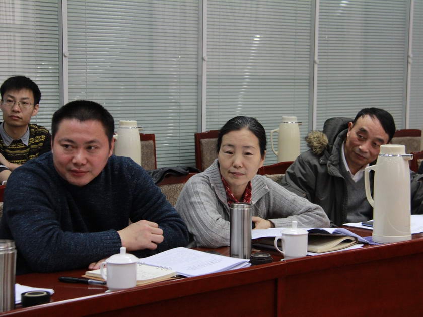 图为华文出版社社长、中版教材有限公司总经理罗争玉、中国大百科全书出版社社长龚莉、中国对外翻译出版有限公司总经理林国夫参加第一小组讨论会。