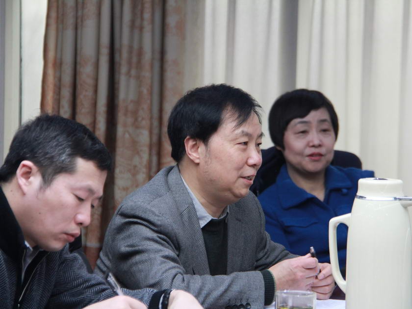图为中国出版传媒股份有限公司财务部主任赵东、中国美术出版总社社长汪家明、荣宝斋总经理马五一参加第二小组讨论会。
