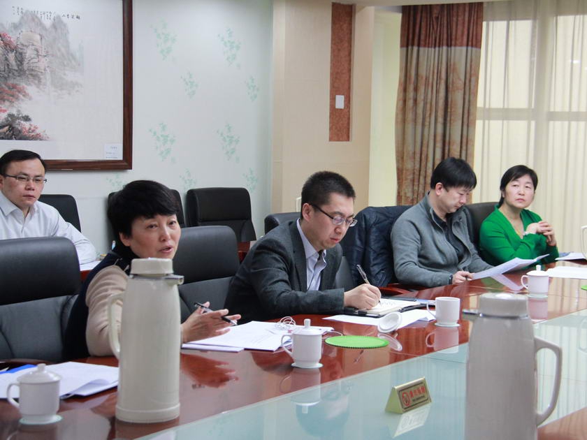 2月20～21日，中国出版集团公司召开2014年度工作会议。谭跃总裁作了题为《切实贯彻党的十八届三中全会精神，努力将群众路线教育实践活动成果，转化为集团实现“三化目标”的新举措》的工作报告。在会后的分组讨论中，大家一致认为，2014年度工作报告体现了集团公司发展战略的连贯性，更加求真务实，重点突出，充分体现了集团公司作为文化央企的政治意识、大局意识、责任意识、改革意识。图为中国出版集团公司副总裁李岩出席第三小组讨论会、人民音乐出版社社长莫蕴慧、中国民主法制出版社副总编辑刘海涛等人参加小组讨论。