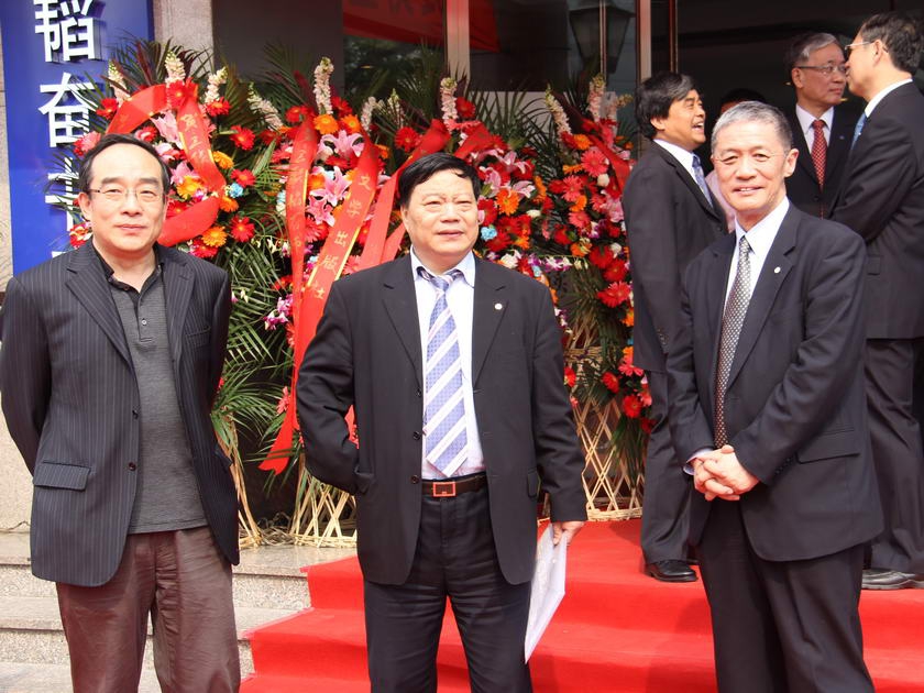 中宣部出版局局长郭义强（左）出席24小时书店开业仪式。（摄影：袁思源）