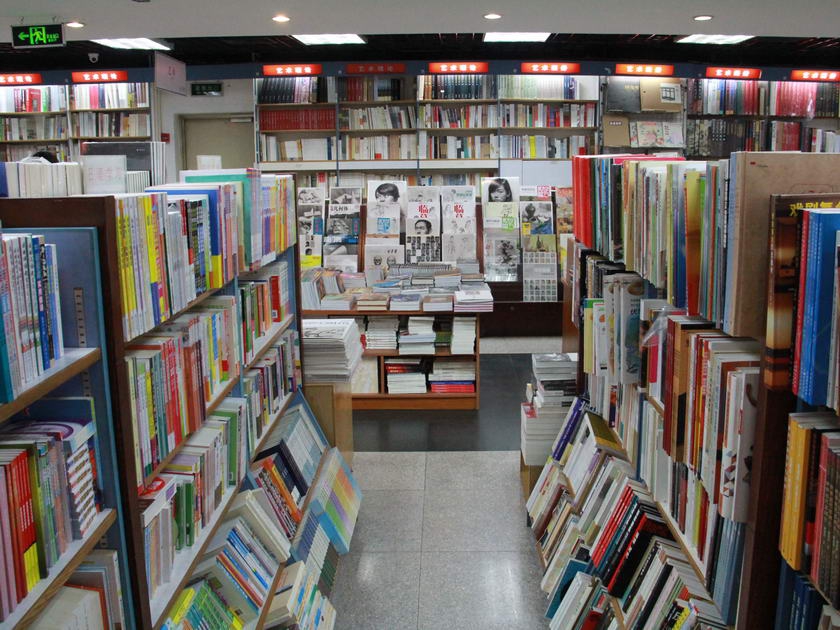三联韬奋书店24小时书店于“4·23世界读书日”正式挂牌营业，北京爱书人有了自己的“深夜书房”。（摄影：袁思源）