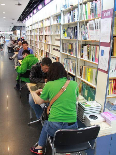 三联韬奋书店24小时书店于“4·23世界读书日”正式挂牌营业，北京爱书人有了自己的“深夜书房”。（摄影：袁思源）