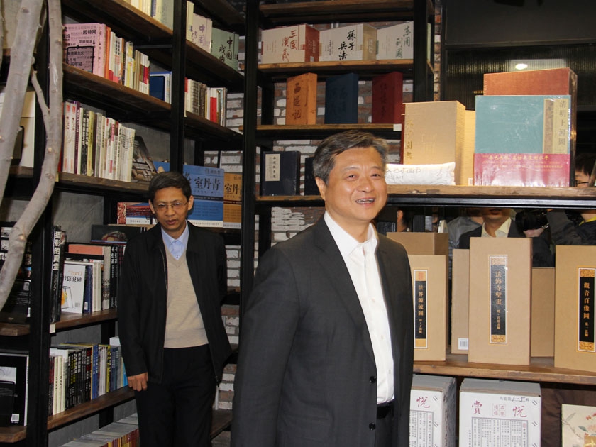 4月22日，中图外文书店（COZYBO2K）重装开业，举办了“外版直供国际同步阅读”主题活动。这标志着中国出版集团公司今年的品牌书店系列推广活动拉开了序幕。图为集团公司总裁谭跃视察中图外文店。