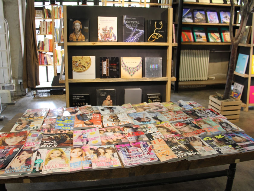 4月22日，中图外文书店（COZYBO2K）重装开业，举办了“外版直供国际同步阅读”主题活动。“国际同步阅读”是中图外文书店最大的经营特色。目前，店面内精选了1万多种外版期刊、图书和音像制品。同时，依托国内最大的出版物进出口企业——中图公司，中图外文书店可向读者提供外版直供订购服务，读者订购品种可多达30多万种，并将以最快的速度，让读者实现与世界同步阅读。图为中图外文书店四大经营特色之尚刊集掠影（一）。