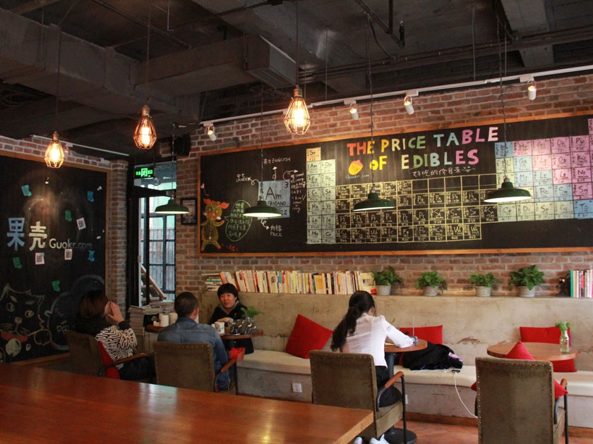 “雕刻时光咖啡馆”一贯推崇的文艺，小资情调与中图外文书店的定位不谋而合，书店与咖啡的混搭经营正是迎合了当下众多热爱阅读年轻群体的多元化需求，就COZYBO2K一词的自身含义来讲，咖啡馆也为书店提供了舒适、惬意的阅读环境。图为咖啡馆掠影（二）。