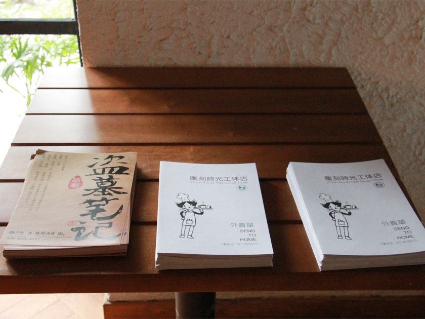 “雕刻时光咖啡馆”一贯推崇的文艺，小资情调与中图外文书店的定位不谋而合，书店与咖啡的混搭经营正是迎合了当下众多热爱阅读年轻群体的多元化需求，就COZYBO2K一词的自身含义来讲，咖啡馆也为书店提供了舒适、惬意的阅读环境。图为咖啡馆掠影（四）。