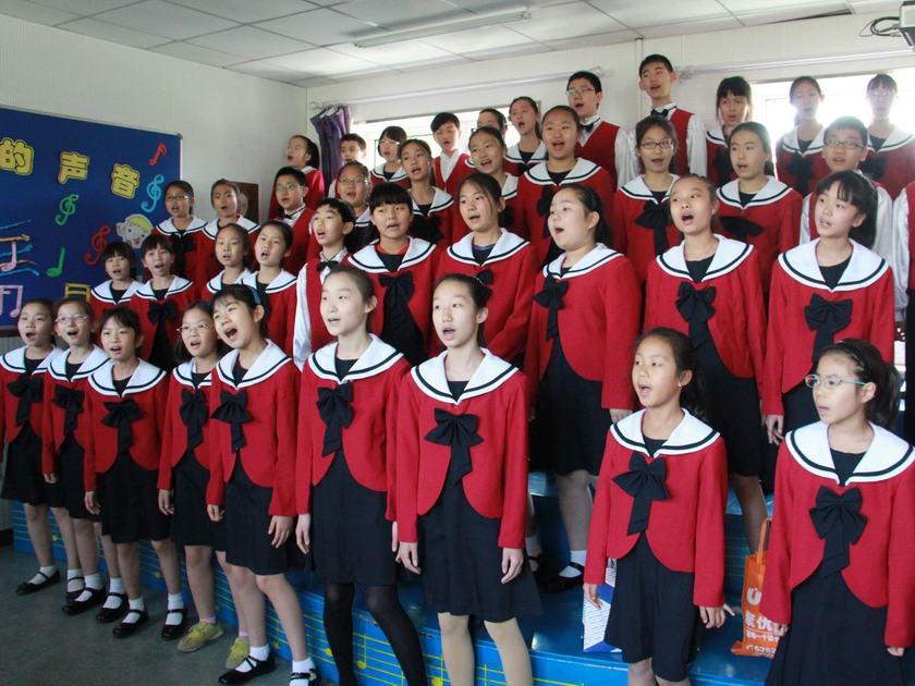 作为“我的中国梦”全国中小学生读书教育活动首批试点示范学校，青龙桥小学将“中国梦”主题读书教育活动纳入学校教学计划和校园文化建设，围绕主题班会、阅读书角、读书笔记、才艺展示、梦想设计和“圆梦之旅”网络竞赛等互动教学模式，把“中国梦”元素渗透到学生的课程学习和课外活动中，把实现“中国梦”与学生成长成才实践更紧密地结合在一起。图为合唱团演唱。