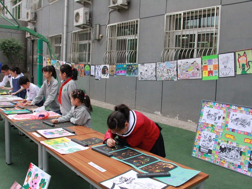 作为“我的中国梦”全国中小学生读书教育活动首批试点示范学校，青龙桥小学将“中国梦”主题读书教育活动纳入学校教学计划和校园文化建设，围绕主题班会、阅读书角、读书笔记、才艺展示、梦想设计和“圆梦之旅”网络竞赛等互动教学模式，把“中国梦”元素渗透到学生的课程学习和课外活动中，把实现“中国梦”与学生成长成才实践更紧密地结合在一起。图为手工制作展示。
