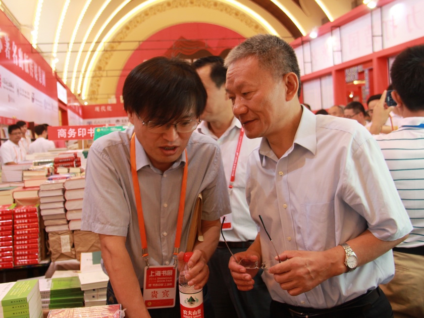 中国出版集团公司出版业务部主任张贤明向中国出版协会副理事长、中国图书评论学会会长邬书林介绍集团公司参展情况。