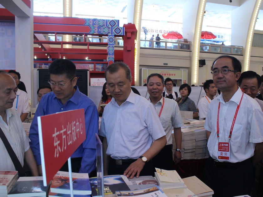 国家新闻出版广电总局副局长阎晓宏（左），北京市委常委、宣传部长李伟（中），北京市新闻出版广电局局长李春良（右）视察中国出版集团公司展区。
