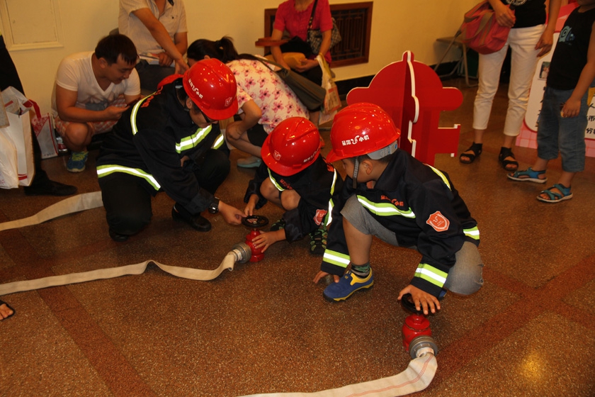 ”从玩中开启阅读之旅“世图童书会主题活动上，小朋友扮演消防员的角色参与到节目互动中。