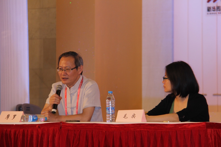 8月15日，由中华书局出版的《国王的起源》《性爱的起源》新书签售活动在上海书展举行，作者中国艺术研究院研究员摩罗、著名作家毛尖出席活动。