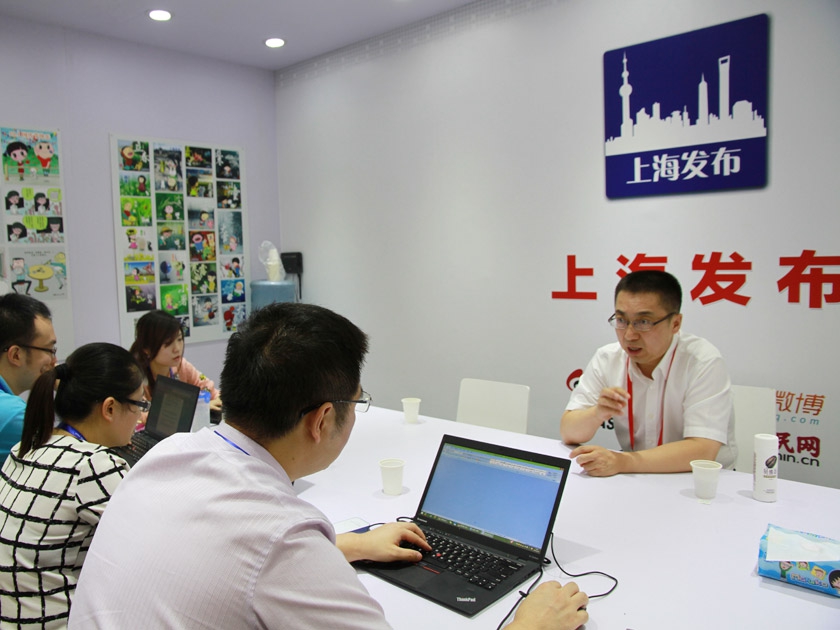 上海书展期间，李岩副总裁接受“上海发布”的微博访谈，介绍了中国出版集团公司出版的经典作品案例及未来在出版方面的规划。