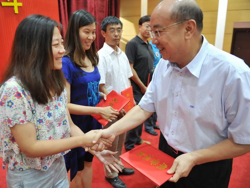 王涛书记为“香山论坛”征文比赛一等奖获得者颁奖。