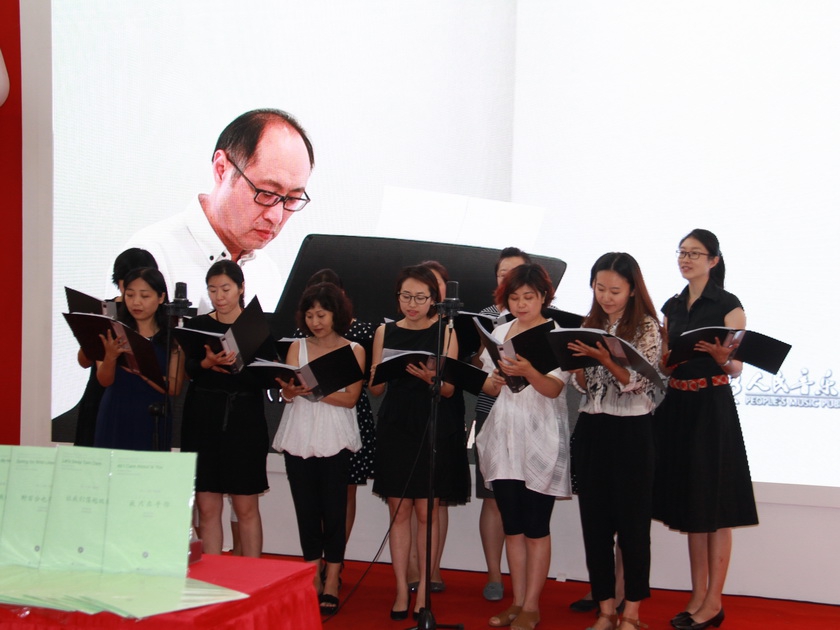 8月28日，人民音乐出版社在北京国际图书博览会上举行了《流行合唱精品》推介会，国内流行钢琴改编名家、即兴伴奏大师陈一新先生与他的合唱团一起为现场观众带来了精彩的合唱曲目。