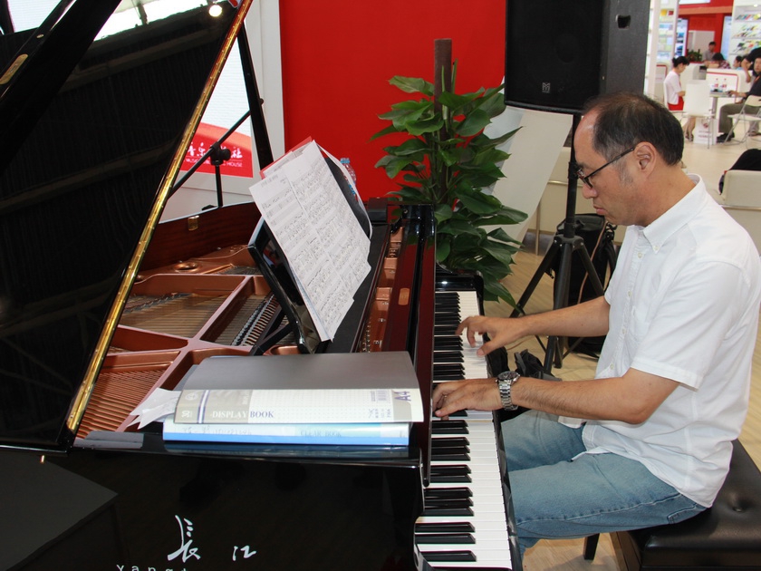 8月28日，人民音乐出版社在北京国际图书博览会上举行了《流行合唱精品》推介会，国内流行钢琴改编名家、即兴伴奏大师陈一新先生现场演奏。
