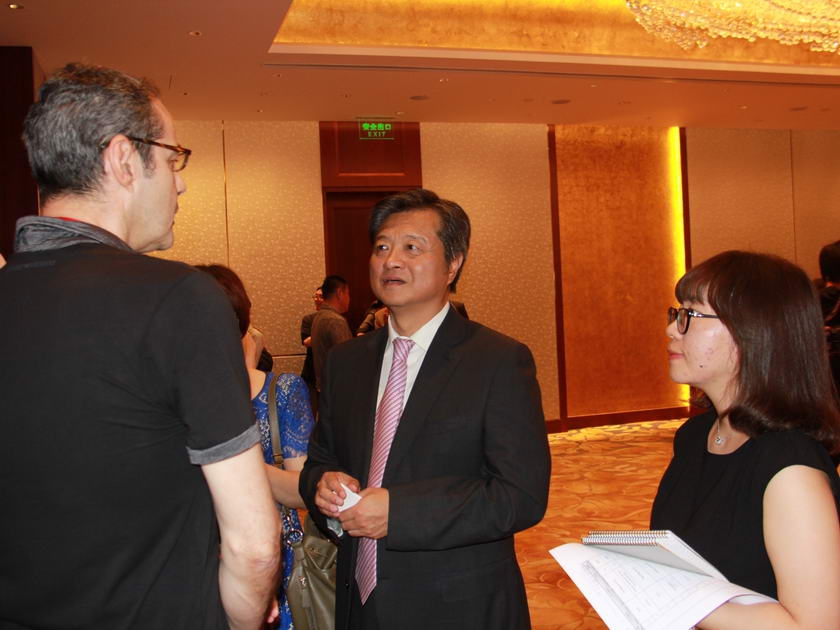 中国出版集团公司总裁谭跃与法国翻译家高毅清交流。