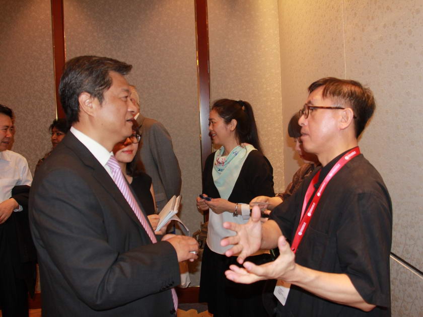 中国出版集团公司总裁谭跃与韩国汉声文化研究所翻译家、文学博士金泰成交流。
