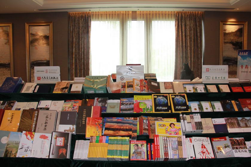首届中外出版翻译恳谈会上，中国出版集团公司进行了外向型图书的小型展览。