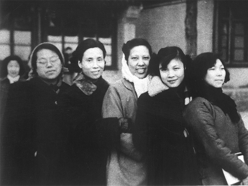 初创期（1956年）的五位女编辑（右起：陈志、吕秀文、杨梦致、钟宁、樊采兰）