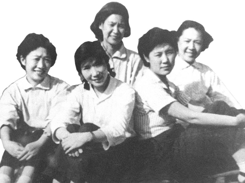 1963年校对组的五位女校对（左起：范韵振、蒋康、何平士、曹颖、石颖）