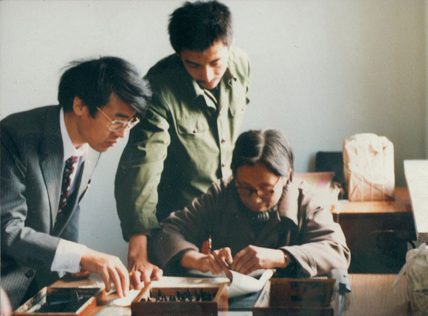 1981年，日本友人访问人民音乐出版社，观看常丽卿绘谱。