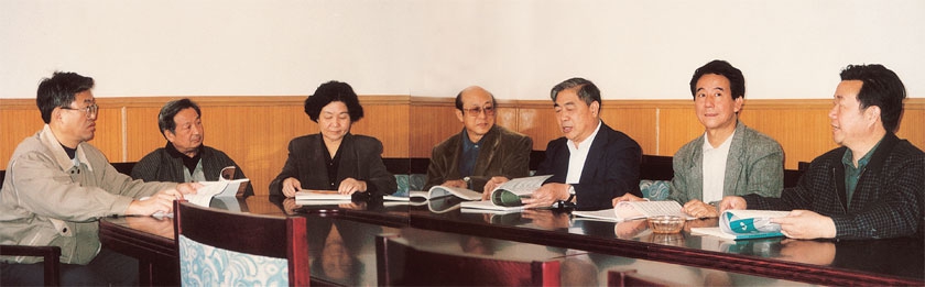 1993-1999年的社领导（左起：袁广伟、倪和文、张淑善、敬谱、张昭华、祖振声、任裕湛、戴于吾）
