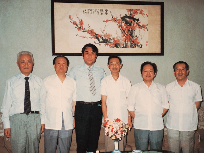 1985年6月，日本大阪村上乐器株式会社社长长谷川。博务来华访问人民音乐出版社及中国音协。左起：邬析零、苏扬、长谷川、博务、孙慎、黎章民、张雪松。