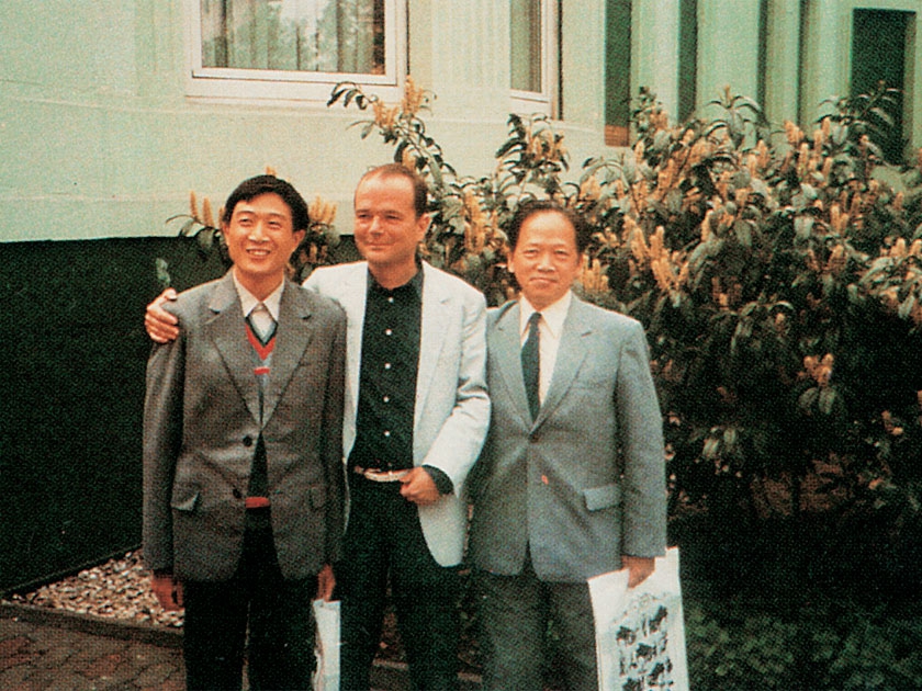1985年，人民音乐出版社社长兼总编辑黎章民（右）访问联邦德国，与彼得斯出版社经理罗兰·席德（中）合影。