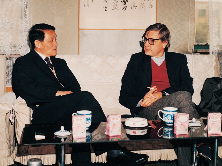 1990年，人民音乐出版社杨昌霖社长与来访的匈牙利音乐出版社社长交谈。
