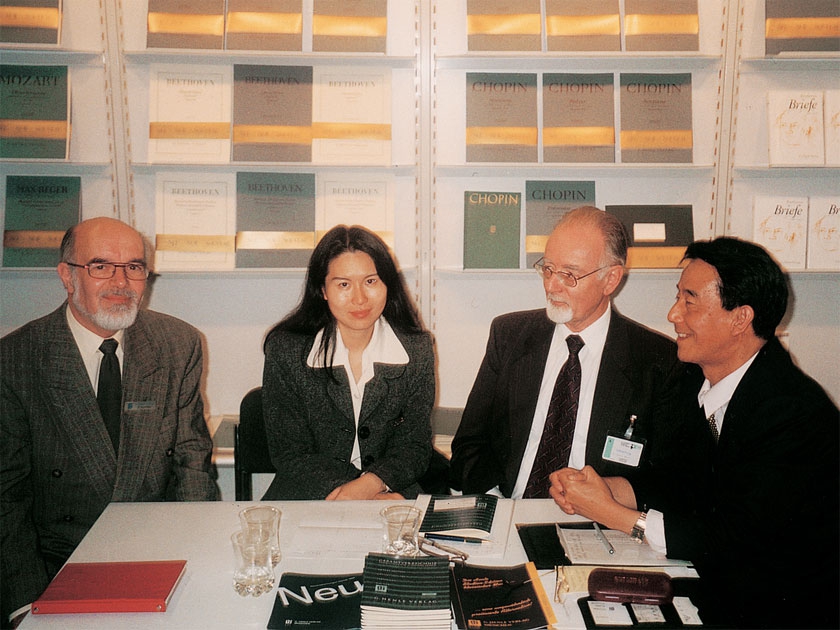 1999年10月，祖振声总编辑同德国亨乐出版社马丁·本特总经理商谈合作出版事宜。