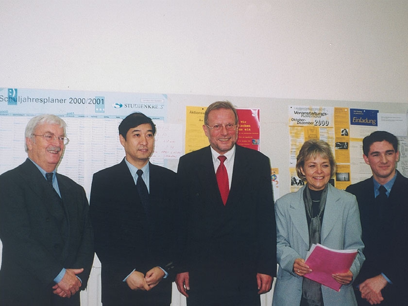 2000年10月，吴斌副总编辑在德国天玛合菲区宝山小学与德国同行就音乐教育问题进行交流。